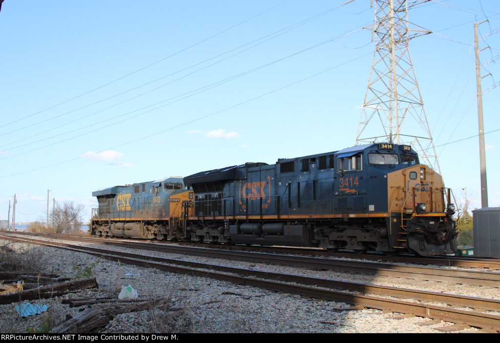 CSX Q521 running light at AKKA